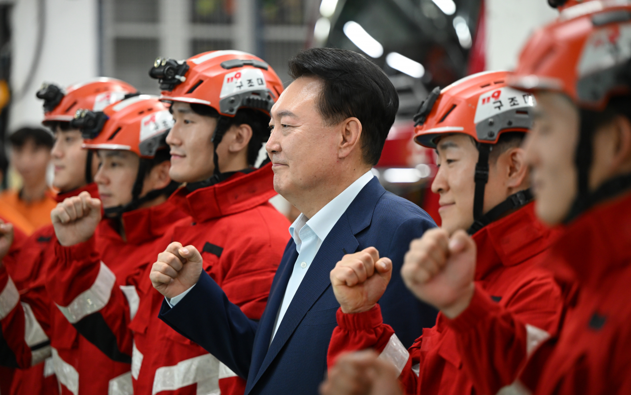 윤석열 대통령이 추석 연휴인 15일 서울 강서소방서를 방문해 근무 중인 소방관들을 격려한 뒤 함께 기념 촬영을 하고 있다. [연합]