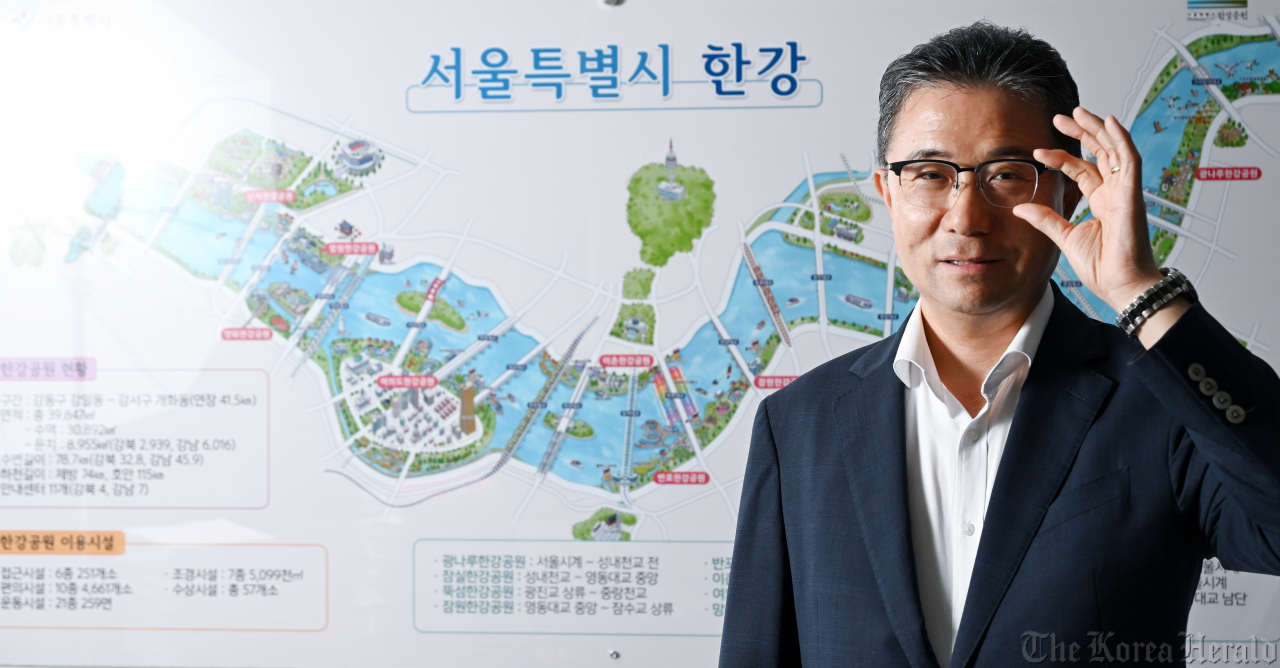 주용태 미래한강본부장이 지난 12일 서울 성동구 미래한강본부에서 헤럴드와 인터뷰를 하는 도중 한강 조감도 앞에서 포즈를 취하고 있다. 주 본부장은 “멀리서 보고 느끼는 한강이 아니라 이젠 한강 속으로 들어가 시민들이 즐기고 업무도 보고 잠도 자는 진정한 친구같은 한강을 만들고 싶다”고 했다. 그는 한강을 책임지는 사람답게 매일 아침 한강을 돌며 간밤에 강에 이상은 없는지 매의 눈으로 체크하는 삶을 살고 있다. 이상섭 기자/babtong@heraldcorp.com