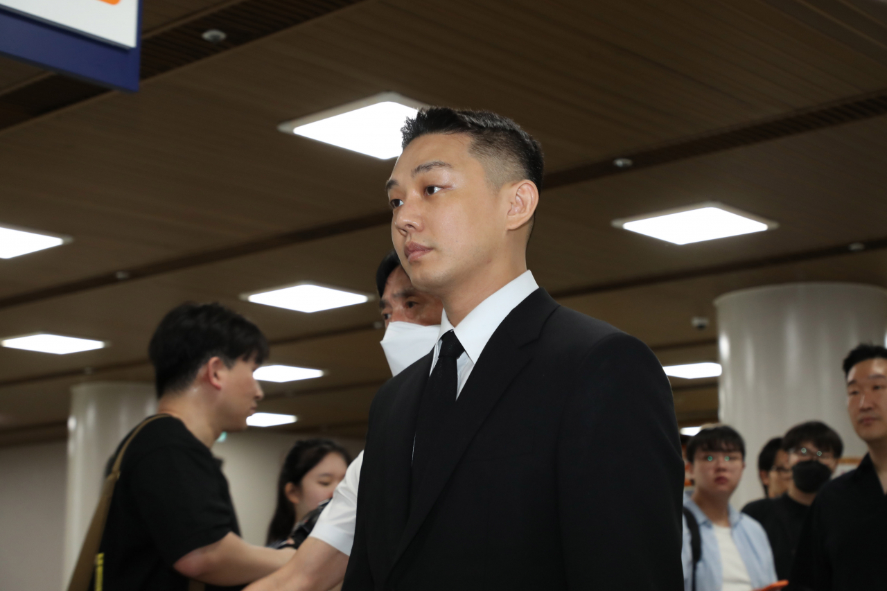'프로포폴 상습 투약' 혐의로 기소된 배우 유아인(본명 엄홍식)이 3일 서울 서초구 중앙지법에서 열린 1심 선고기일에 출석하고 있다. [연합]