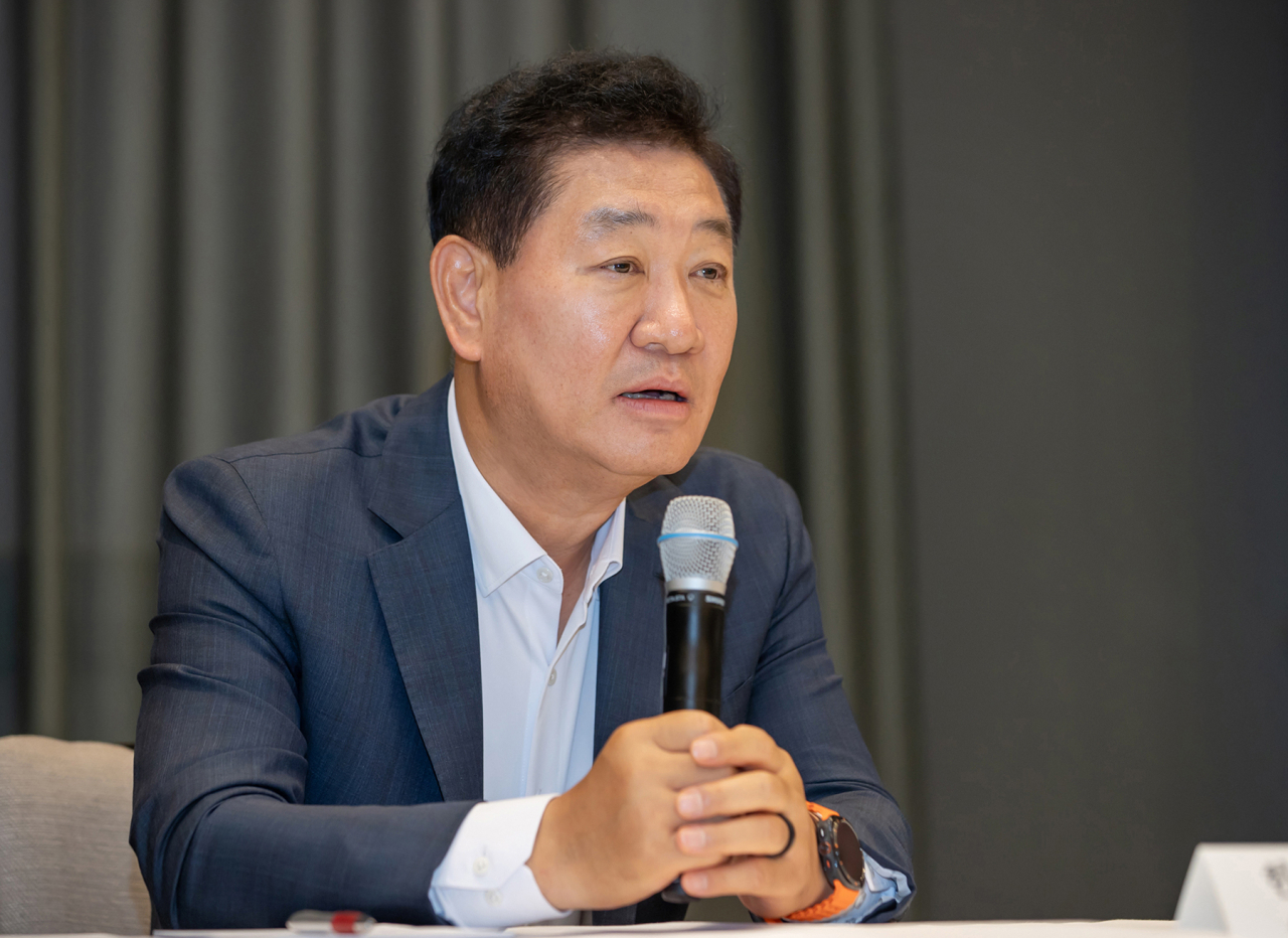 한종희 삼성전자 대표이사 부회장이 지난 7일(현지시간) 독일 베를린에서 열린 기자간담회에서 ‘AI 기반 지능 가전으로 고객 사용 경험의 패러다임 전환’에 대해 설명하고 있다. [삼성전자 제공]