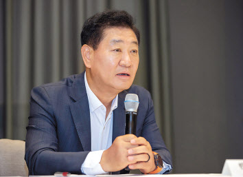 이달초 독일 베를린에서 열린 IFA 기자간담회에서 질의를 받고 있는 한종희 삼성전자 대표이사 부회장 [삼성전자 제공]