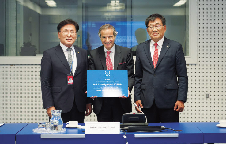 한국원자력연구원이 IAEA ICERR 재지정 기념 현판을 전달받고 있다. 유상임(왼쪽부터) 과학기술정보통신부 장관, 라파엘 그로시 국제원자력기구(IAEA) 사무총장, 주한규 원자력연 원장이 기념촬영을 하고 있다. [한국원자력연구원 제공]