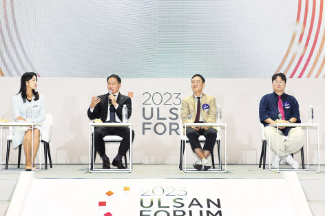 최태원(왼쪽 두 번째) SK그룹 회장이 지난해 9월 열린 ‘2023 울산포럼’ 폐회식에 참석해 질문에 답하고 있다. [SK이노베이션 제공]