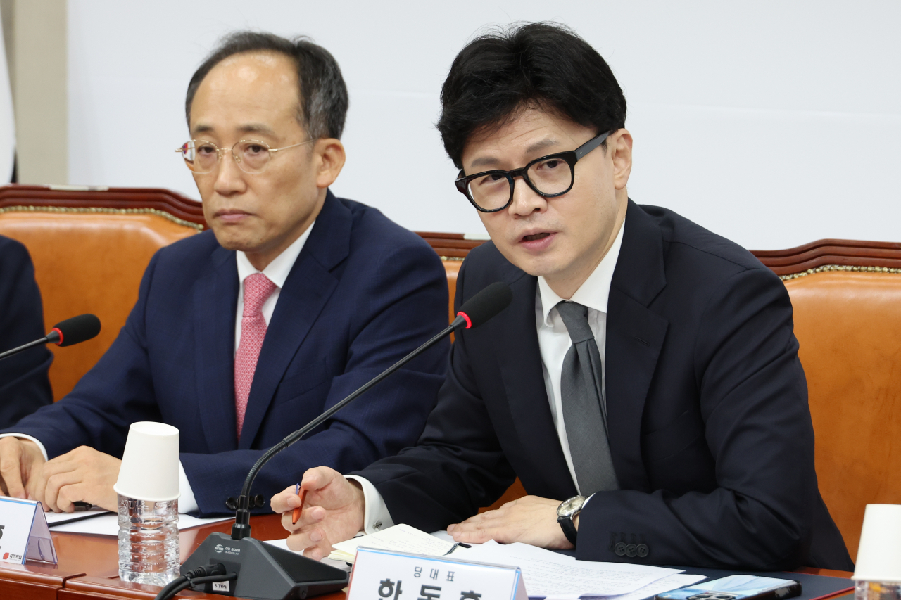 한동훈(오른쪽) 국민의힘 대표가 19일 오전 서울 여의도 국회에서 열린 최고위원회의에서 발언하고 있다. 왼쪽은 추경호 원내대표. [연합]