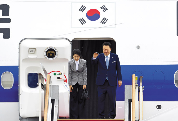 체코를 공식 방문하는 윤석열 대통령과 김건희 여사가 19일 오전 경기도 성남시 서울공항에서 공군 1호기에 탑승하고 있다. 윤 대통령은 2박 4일간의 순방기간 동안 체코 신규 원자력 발전소 건설 수주와 첨단 산업 협력 강화 등 경제 외교 일정을 수행할 예정이다. 성남=임세준 기자