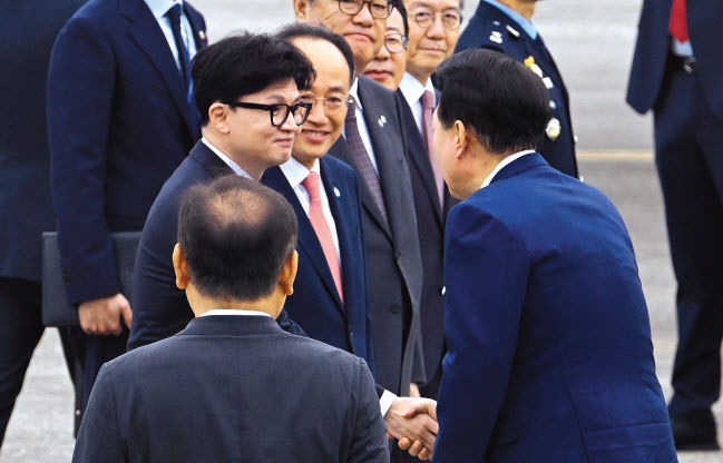 체코를 공식 방문하는 윤석열(오른쪽) 대통령이 19일 오전 경기도 성남시 서울공항에서 공군 1호기에 탑승 전 한동훈 국민의힘 대표와 인사하고 있다. 성남=임세준 기자