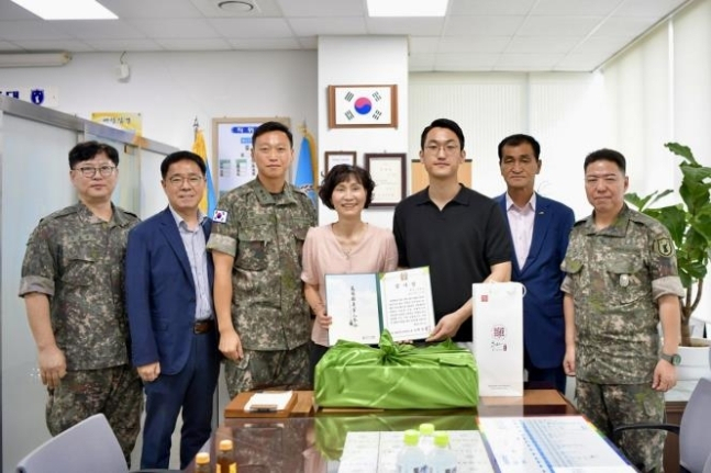 감사장 받는 김기현(오른쪽에서 세번째)씨. [예산군 제공]