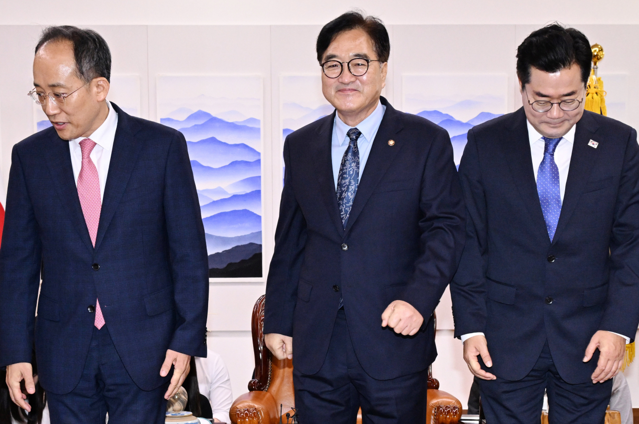 추경호 국민의힘 원내대표(왼쪽)와 박찬대 더불어민주당 원내대표가 19일 우원식 국회의장(가운데) 주재로 의장실에서 만나 인사한 뒤 각자 자리로 향하고 있다. [연합]