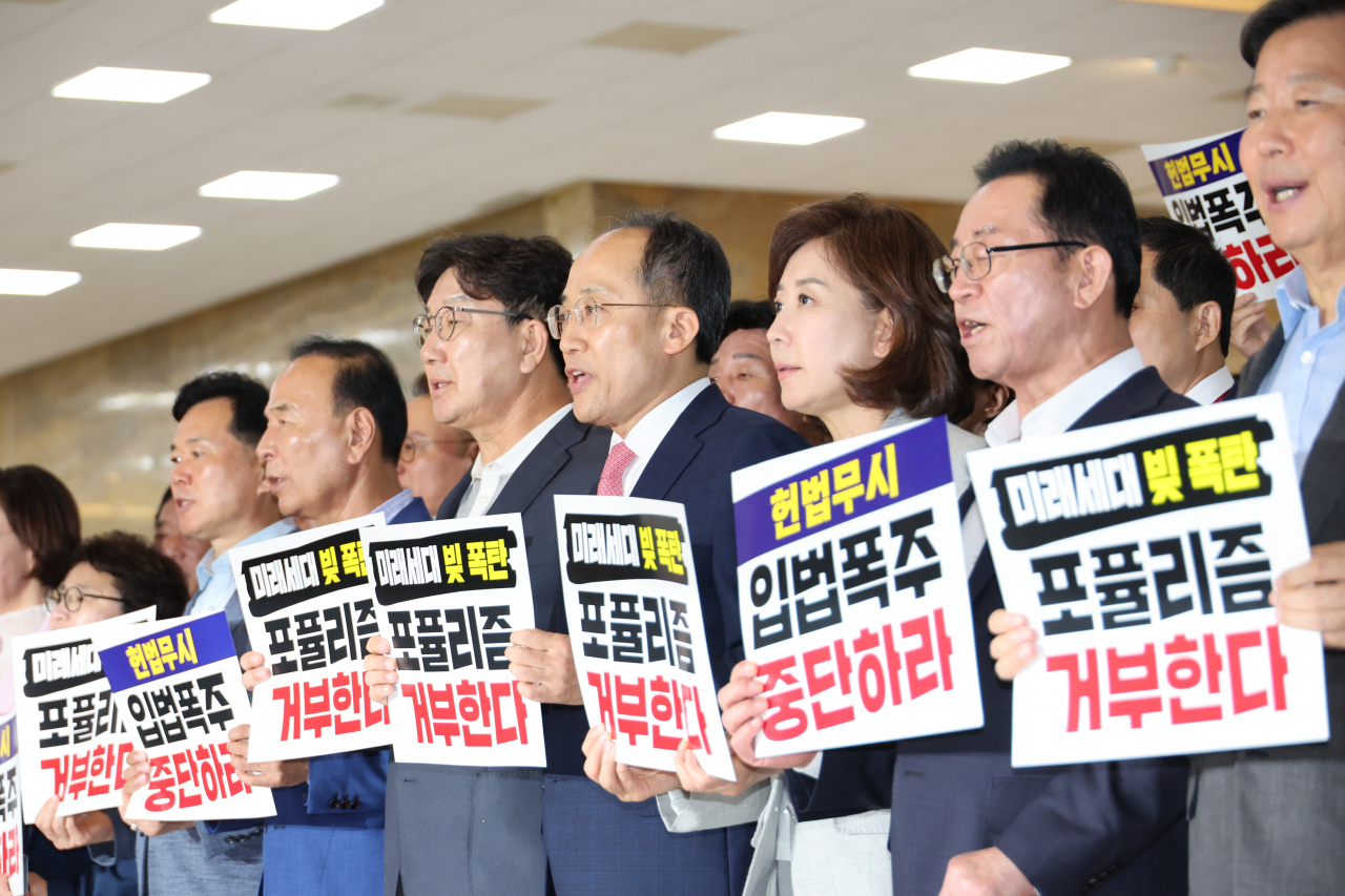 국민의힘 의원들이 19일 오후 서울 여의도 국회 로텐더홀에서 '김건희 여사 특검법' 등을 강행 처리하려는 야당을 규탄하며 구호를 외치고 있다. [연합]