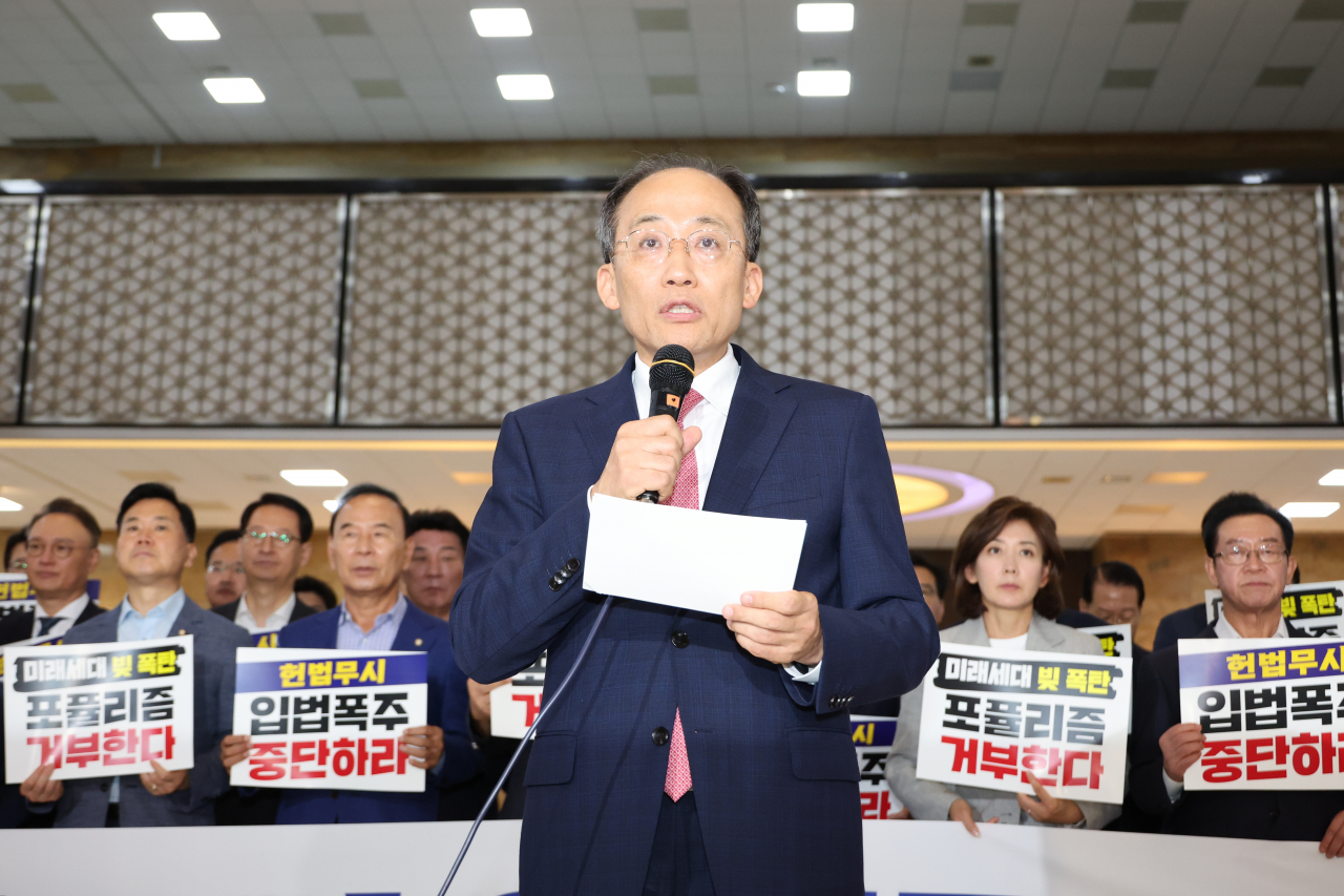 추경호 국민의힘 원내대표가 19일 오후 서울 여의도 국회 로텐더홀에서 '김건희 여사 특검법' 등을 강행 처리하려는 야당을 규탄하는 발언을 하고 있다. [연합]
