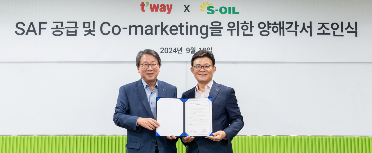 정홍근(왼쪽) 티웨이항공 대표이사와 안종범 S-OIL 마케팅총괄 사장이 서울 강서구 티웨이항공 훈련센터에서 열린 ‘지속가능항공유(SAF) 공급 업무협약(MOU) 체결식’에서 기념 촬영을 하는 모습. [티웨이항공 제공]