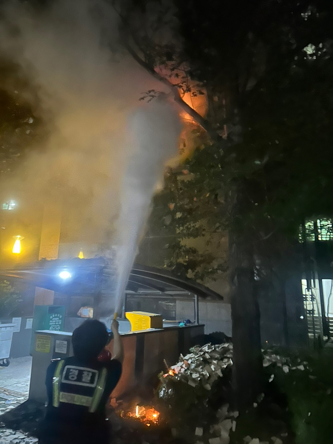 18일 오후 9시 42분께 서울 성북구 석관동 노상에서 북한이 날린 오물풍선이 원인으로 추정되는 화재가 발생했다. 서울 종암경찰서 석관파출소 소속 유태종 경위가 신고 1분 만에 현장에 도착해 화재를 진압했다. [서울 종암경찰서 제공]