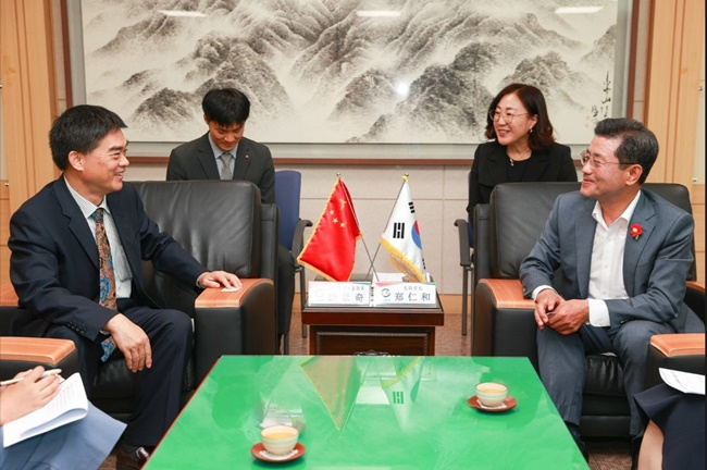 구징치 주광주중국총영사(왼쪽)가 19일 광양시청을 방문해 정인화 시장과 이야기를 나누고 있다. [광양시 제공]