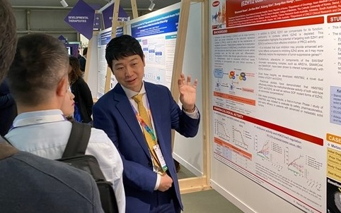 한미약품 ONCO임상팀 노영수 이사가 유럽종양학회(ESMO Congress 2024)에서 ‘차세대 EZH1/2 이중 저해제(HM97662)’의 연구 현황을 설명하고 있다. [한미 제공]