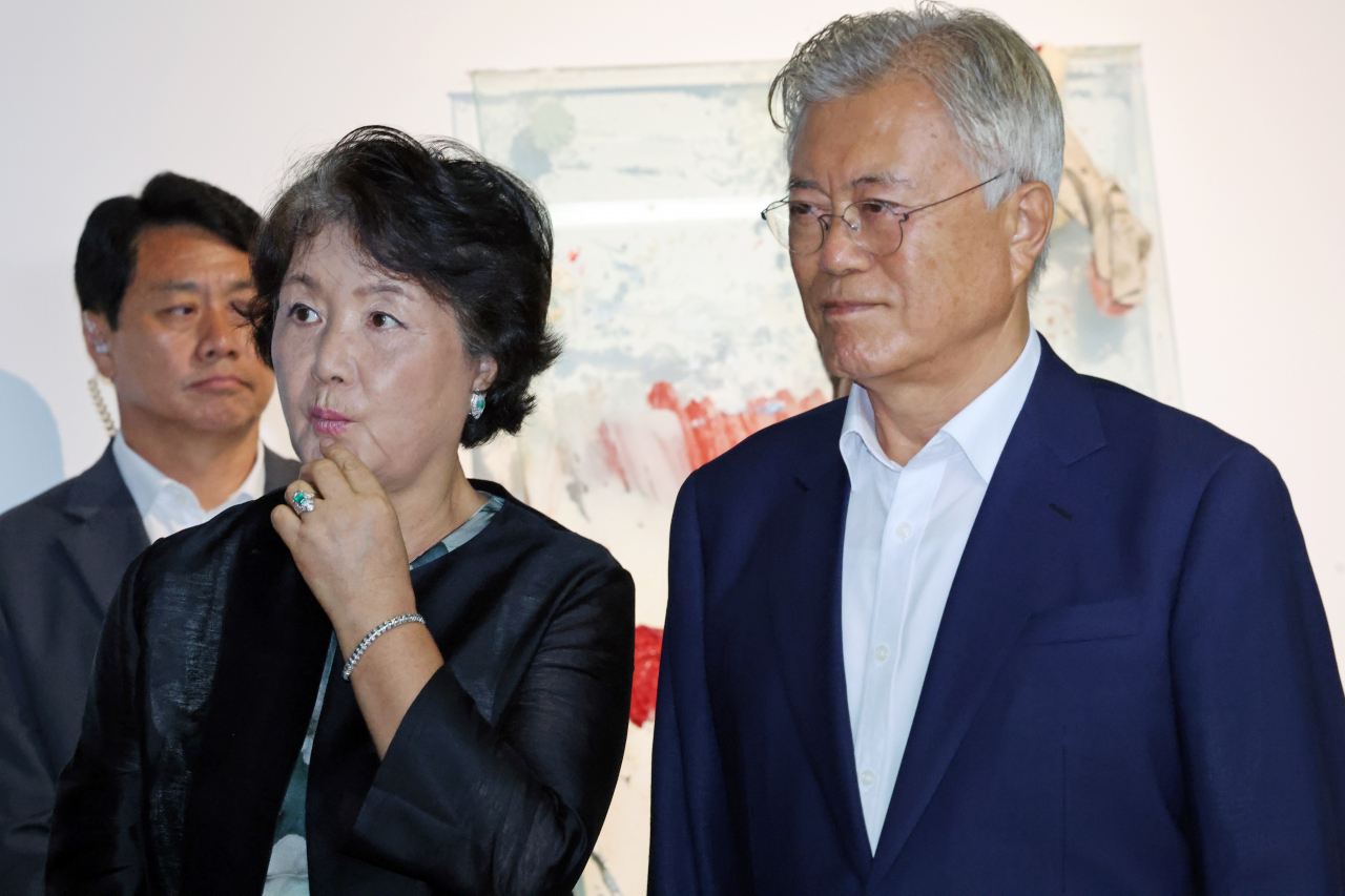19일 오전 광주 북구 용봉동 비엔날레 전시관에서 문재인 전 대통령 부부가 작품을 관람하고 있다. 연합뉴스