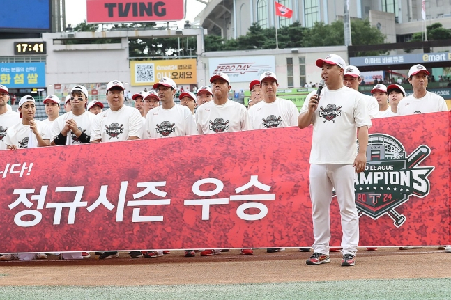 팬들에게 정규리그 1위 소감 밝히는 이범호 KIA 감독. [연합]