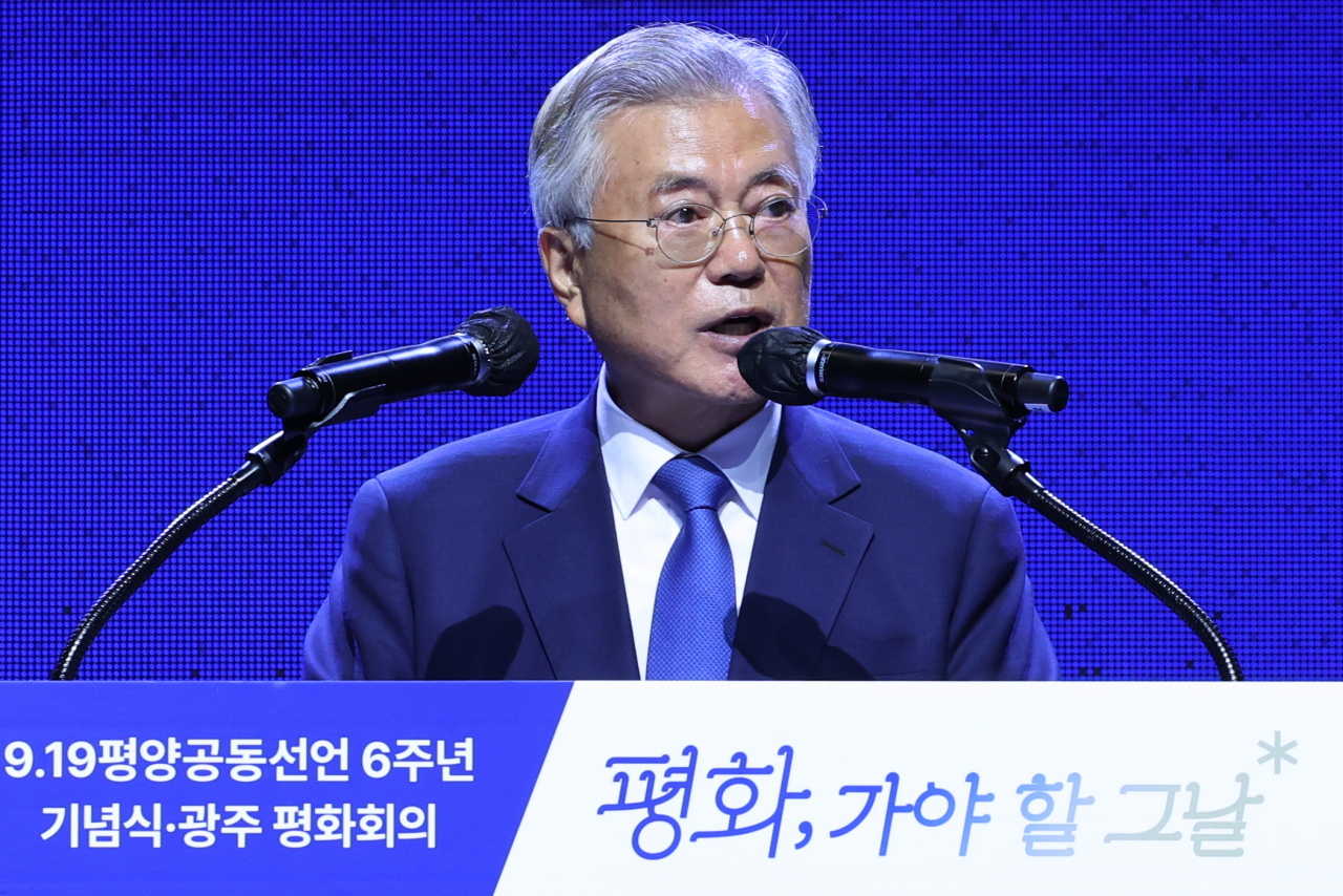 19일 오후 광주 서구 김대중컨벤션센터 다목적홀에서 열린 '9·19 평양공동선언 6주년 기념식'에서 문재인 전 대통령이 발언하고 있다. [연합]