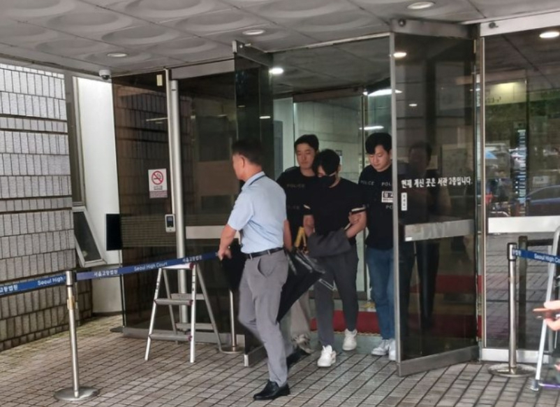 지인들과 집단으로 마약류를 투약한 혐의를 받는 인터넷 방송인(BJ)이 구속된 채로 검찰에 넘겨졌다. [뉴시스]