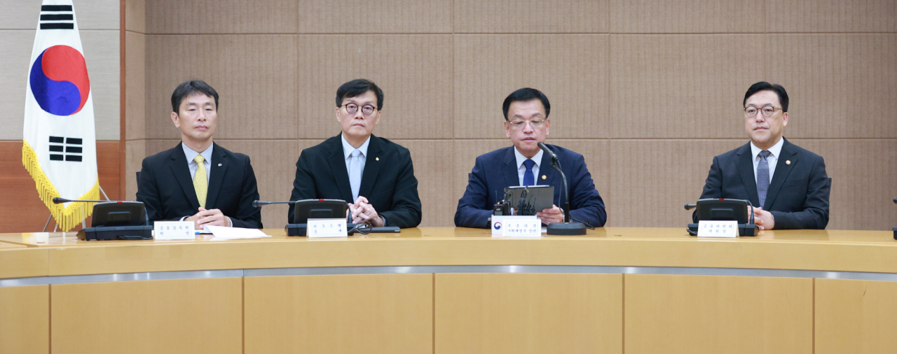 19일 오전 개최된 관계기관 합동 거시경제금융회의에서 미국 연방공개시장위원회의 금리 인하 결정에 따른 국내 영향을 점검하고 있다. 왼쪽부터 이복현 금융감독원장, 이창용 한국은행 총재, 최상목 경제부총리, 김병환 금융위원장. [한국은행 제공]