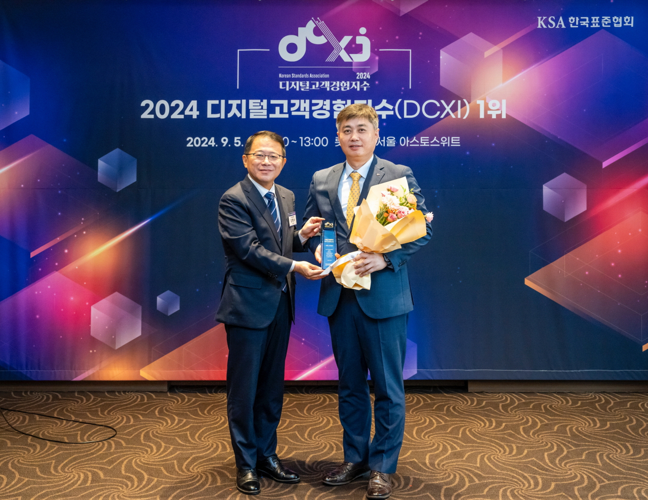 강명수(왼쪽) 한국표준협회 회장과 박형주 KB국민은행 스타뱅킹영업본부 상무가 이달 초 서울 소공동 롯데호텔에서 진행된 ‘디지털 고객 경험지수(DCXI)’ 인증 수여식에서 기념 촬영을 하고 있다. [KB국민은행 제공]