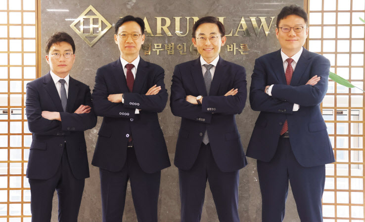법무법인 바른의 상장폐지TF 구성원들이 최근 서울 강남구 바른 사무실에서 헤럴드경제와 인터뷰를 하고 있다. 바른의 이규철(왼쪽부터) 파트너 변호사, 윤기준 상임고문, 조재빈·백창원 파트너 변호사. [법무법인 바른 제공]