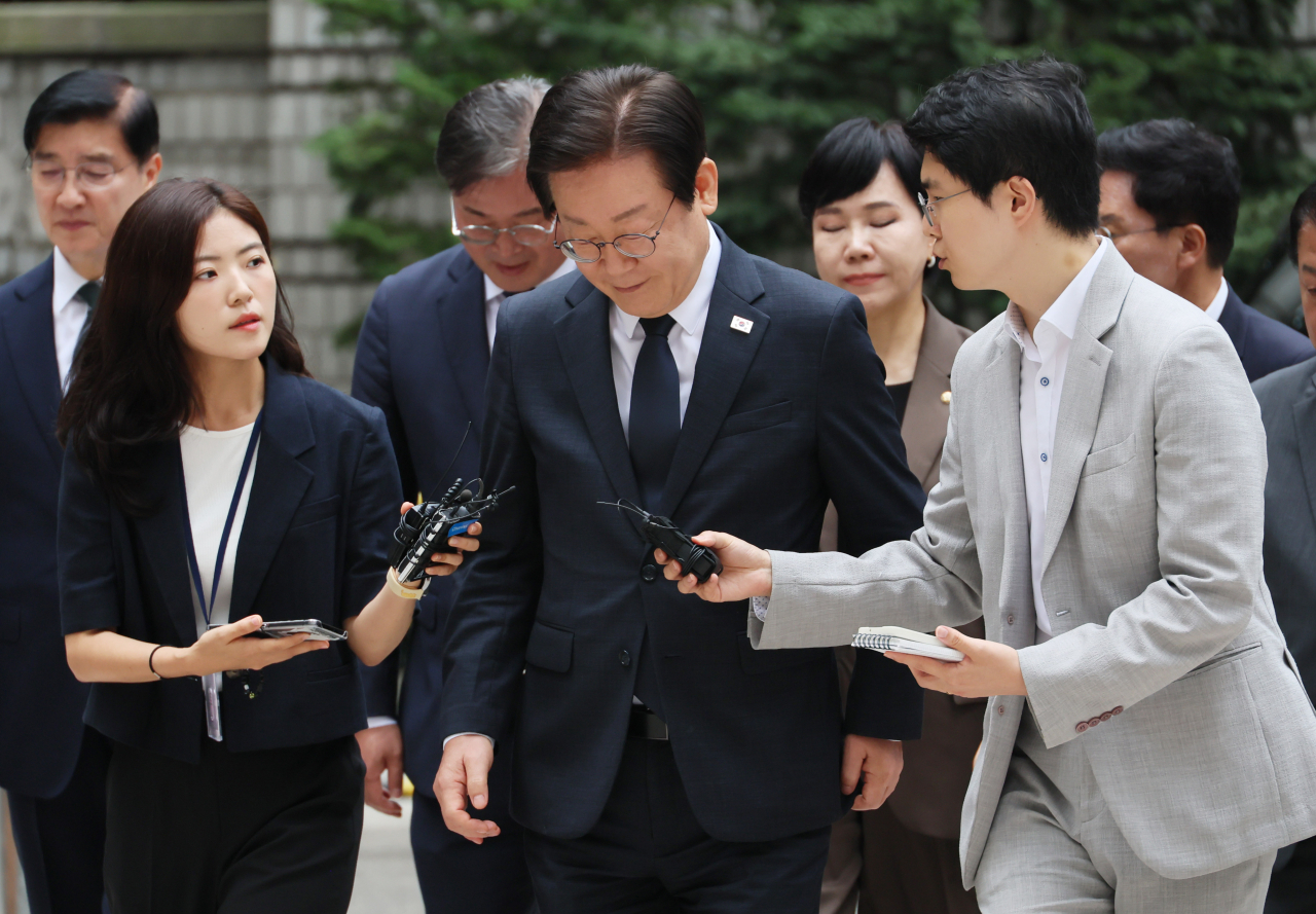 '김문기·백현동 의혹' 관련 허위 발언 혐의로 기소된 더불어민주당 이재명 대표가 20일 서울 서초구 서울중앙지법에서 열리는 공직선거법 위반 1심 결심 공판에 출석하며 취재진 질문에 답하고 있다. [연합]