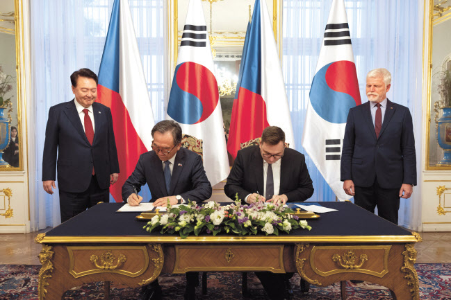 조태열(왼쪽 두 번째) 외교부 장관과 얀 리파브스키(왼쪽 세 번째) 체코 외교장관이 19일(현지시간) 체코 프라하성에서 열린 한·체코 간 우크라이나 재건 관련 개발 협력과 인도적 지원 등 분야 양해각서(MOU) 체결식에서 서명을 하고 있다. [연합]