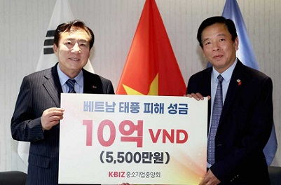 김기문 중기중앙회장(왼쪽)이 20일 서울 종로구 주한 베트남대사관에서 부호 대사를 만나 태풍피해 성금을 전달하고 있다. [[중기중앙회 제공]