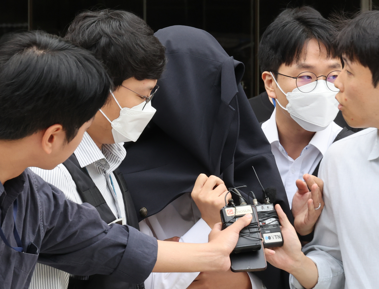 의료계 집단행동 불참 의사와 의대생 명단을 SNS 등에 게시한 사직 전공의가 20일 영장실질심사 후 서울중앙지법에서 나오고 있다. [연합]