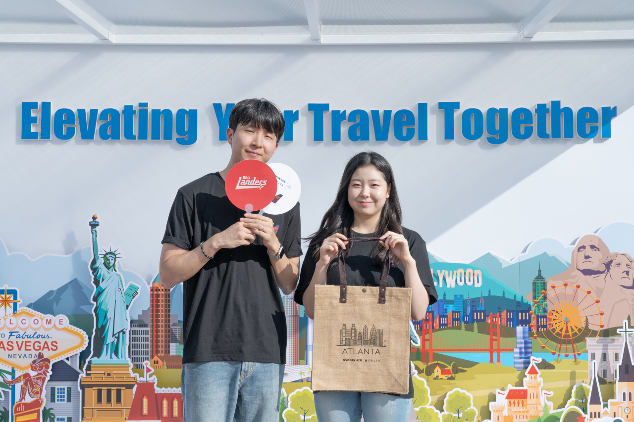 지난 19일 인천SSG 랜더스필드 매표소 앞 대한항공-델타항공 조인트벤처 홍보부스를 찾은 방문객들이 이벤트 행사에 참여하고 있는 모습. [대한항공 제공]