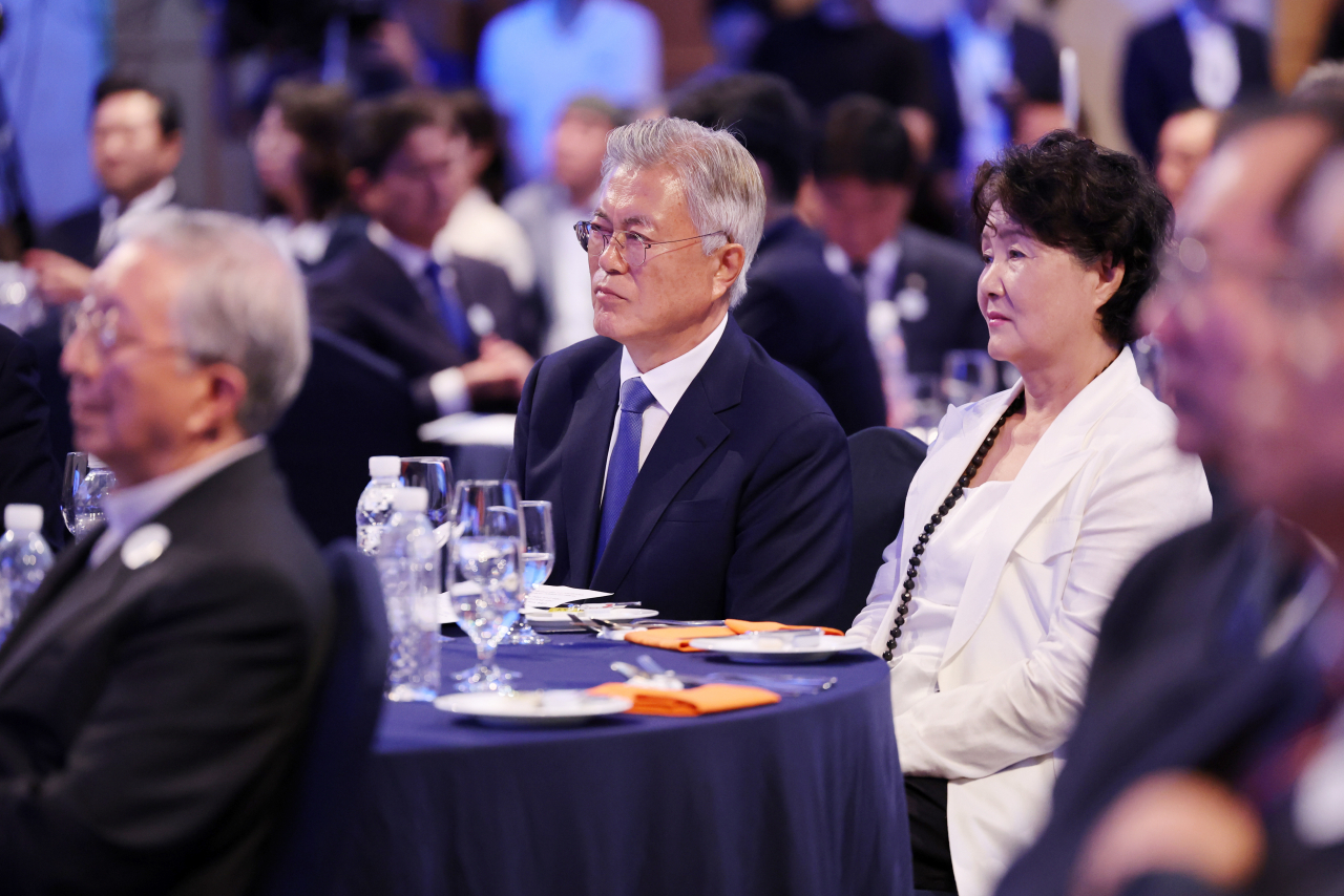 20일 오전 전남 영암군 호텔 현대 바이라한 목포 컨벤션홀에서 열린 '9·19 평양공동선언 6주년 전남 평화회의'에서 문재인 전 대통령이 영상을 보고 있다. [연합]