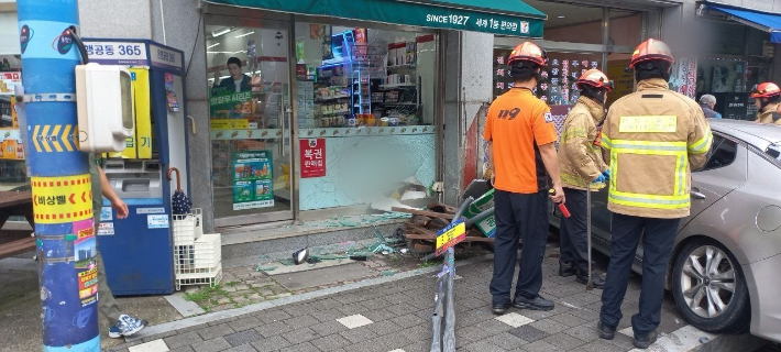 20일 오전 8시 17분께 용인시 처인구 마평동에서 70대 운전자 차량이 인도로 돌진하는 사고를 내 운전자와 보행자 등 2명이 다쳤다. [경기도소방재난본부]