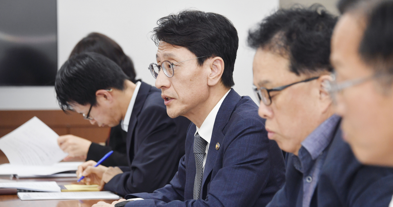 김윤상 기획재정부 차관이 20일 정부서울청사에서 열린 '제1차 비축 전문위원회'를 주재하고 있다. [연합]