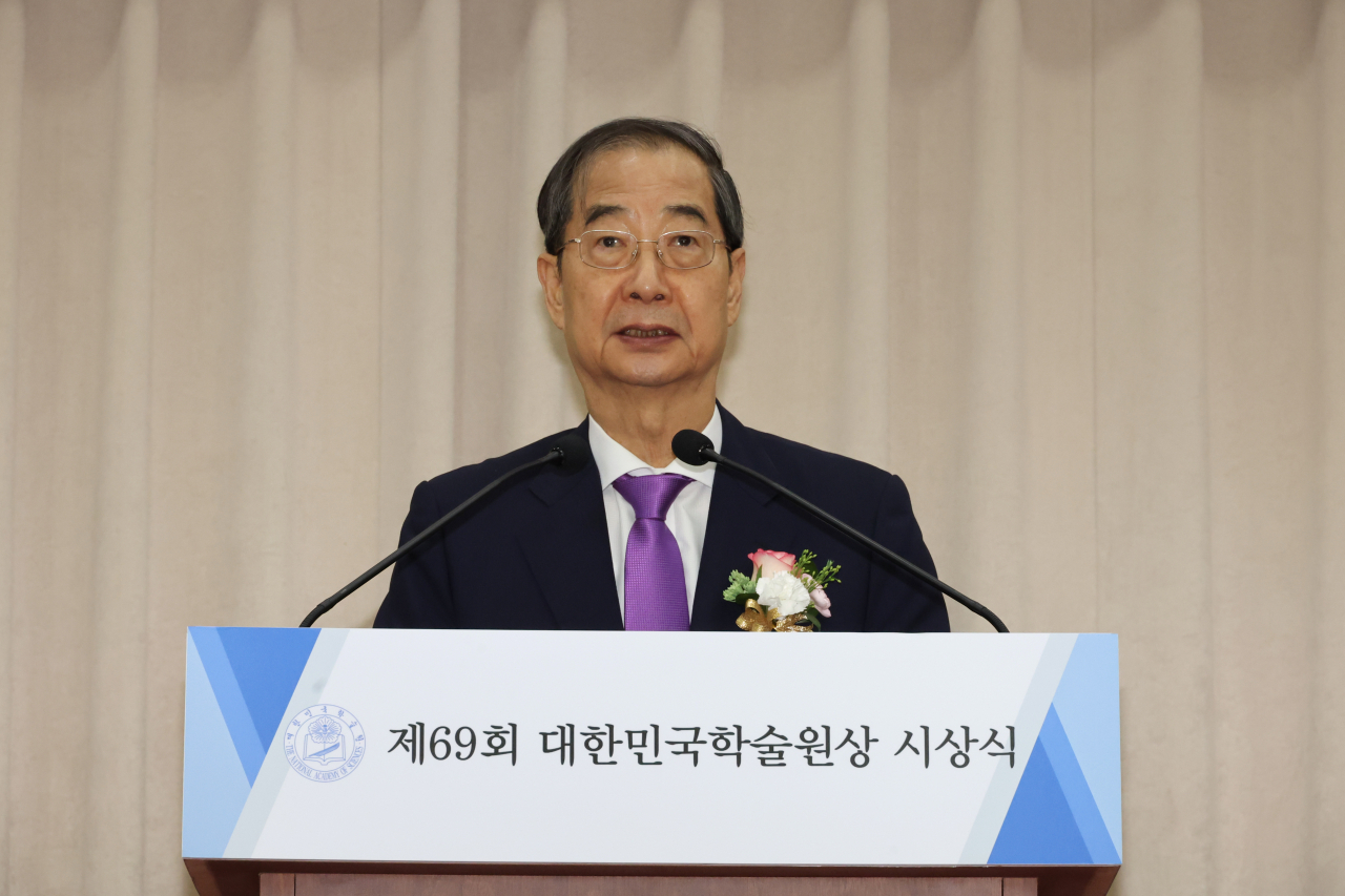 한덕수 국무총리가 20일 서울 서초구 대한민국학술원에서 열린 대한민국학술원상 시상식에서 축사하고 있다. [연합]