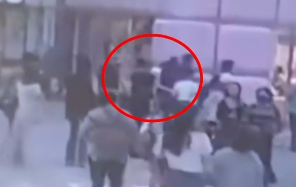 15일 오후 5시40분쯤 서울지하철 홍대입구역 인근에서 지나가는 여성들을 휴대전화로 불법 촬영한 A씨를 시민들이 제압하고 있다. [MBN 캡처]