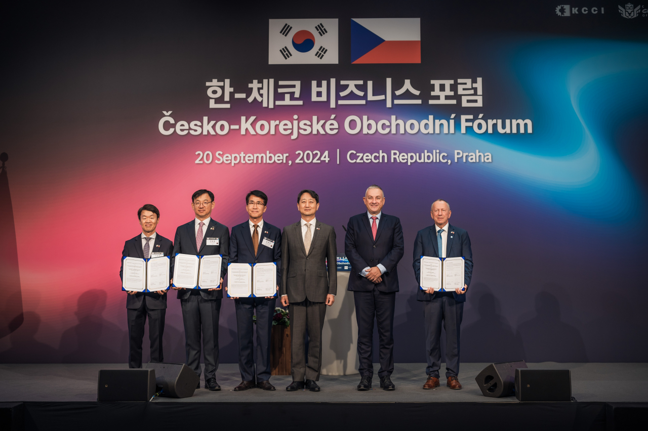 현대자동차가 20일(현지시간) 체코 프라하에서 오스트라바 공과대학, 한국자동차연구원, 한국산업기술기획평가원과 ‘미래 모빌리티 기술 협업’ MOU를 체결했다. 왼쪽부터 한국자동차연구원 나승식 원장, 한국산업기술평가원 전윤종 원장, 현대차 전략기획실 김동욱 부사장, 산업통상자원부 안덕근 장관, 체코 산업통상부 요제프 시켈라 장관, 체코 오스트라바 공대 바츨라프 스나셀 총장 [대한상공회의소 제공]