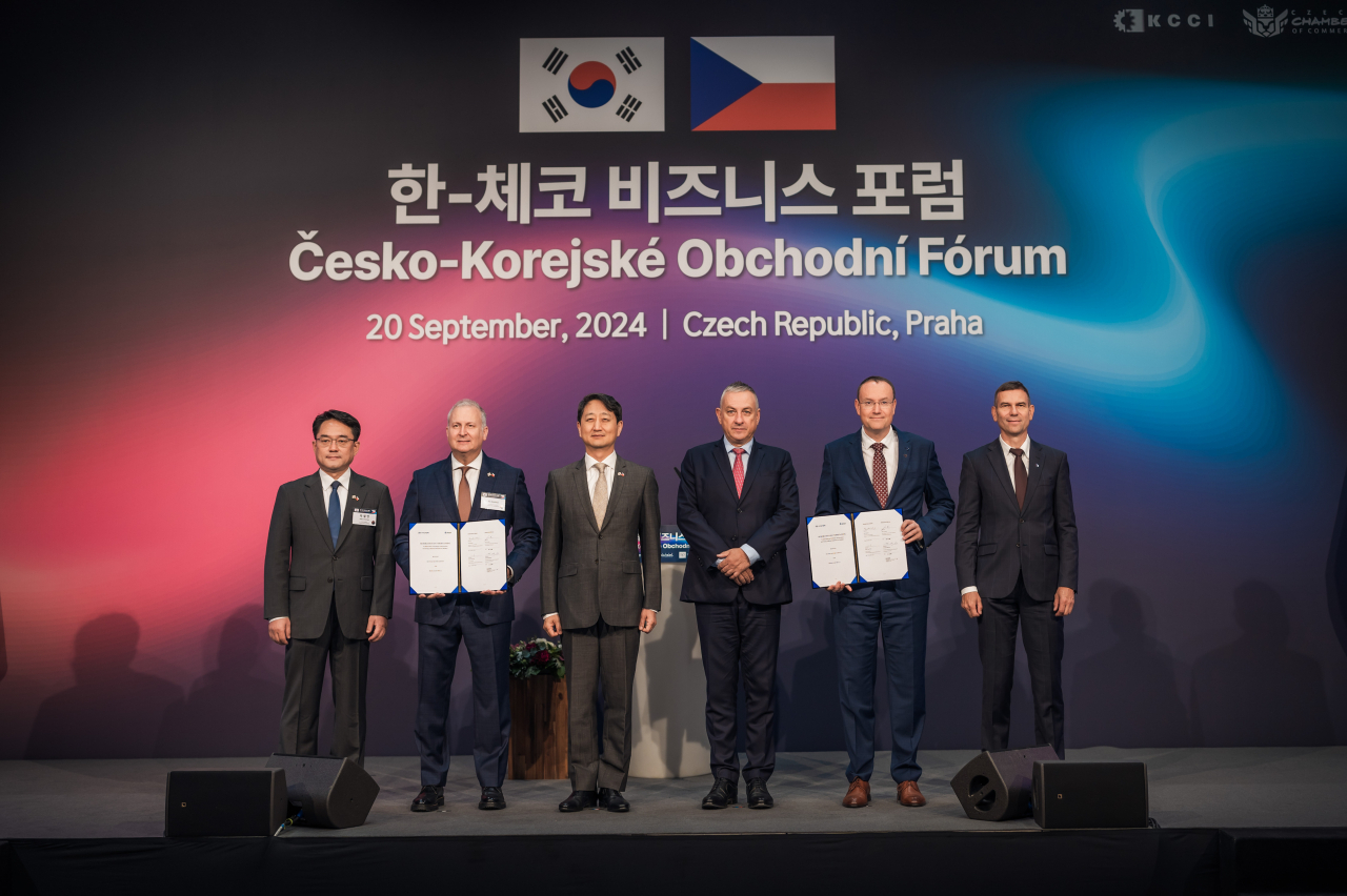 현대자동차가 20일(현지시간) 체코 프라하에서 스코다 그룹 산하 스코다 일렉트릭과 ‘수소 경제와 지속 가능한 미래 모빌리티 생태계 조성을 위한 협력’ MOU를 체결했다. 왼쪽부터 현대차 글로벌수소비즈니스사업부 박철연 상무, 현대차 글로벌상용&수소사업본부 켄 라미레즈 부사장, 산업통상자원부 안덕근 장관, 체코 산업통상부 요제프 시켈라 장관, 스코다 그룹 페트르 노보트니 CEO, 스코다 일렉트릭 자로미르 실하넥 CEO [대한상공회의소 제공]