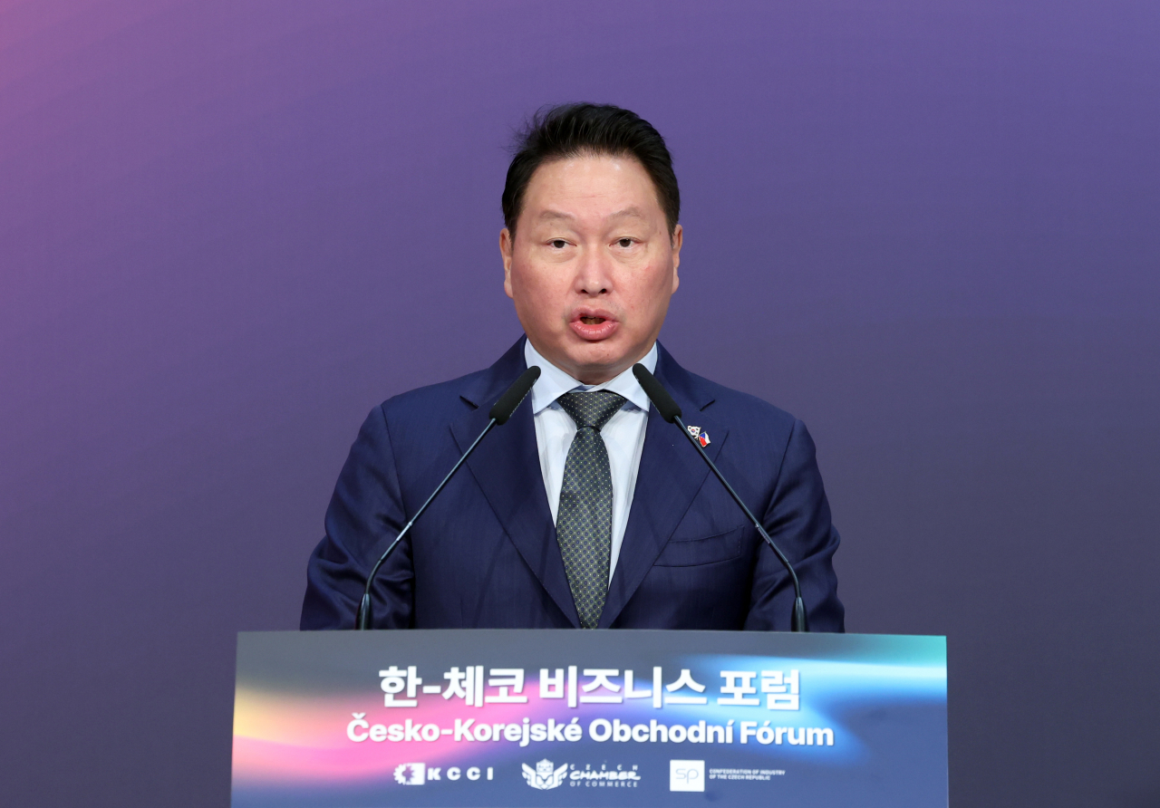최태원 대한상공회의소 회장이 지난 9월 20일(현지시간) 체코 프라하 시내 한 호텔에서 윤석열 대통령과 파벨 체코 대통령이 참석한 가운데 열린 한·체코 비즈니스포럼에서 환영사를 하고 있다. [연합]