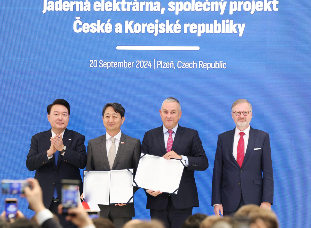 (From left) President Yoon Suk Yeol, Industry Minister Ahn Duk-geun, Czech Industry Minister Jozef Sikela and Czech Prime Minister Petr Fiala pose for a photo during an MOU signing ceremony on the sidelines of Yoon's visit to Doosan Skoda Power headquarters in Plzen, Czech Republic, Friday. (Yonhap)