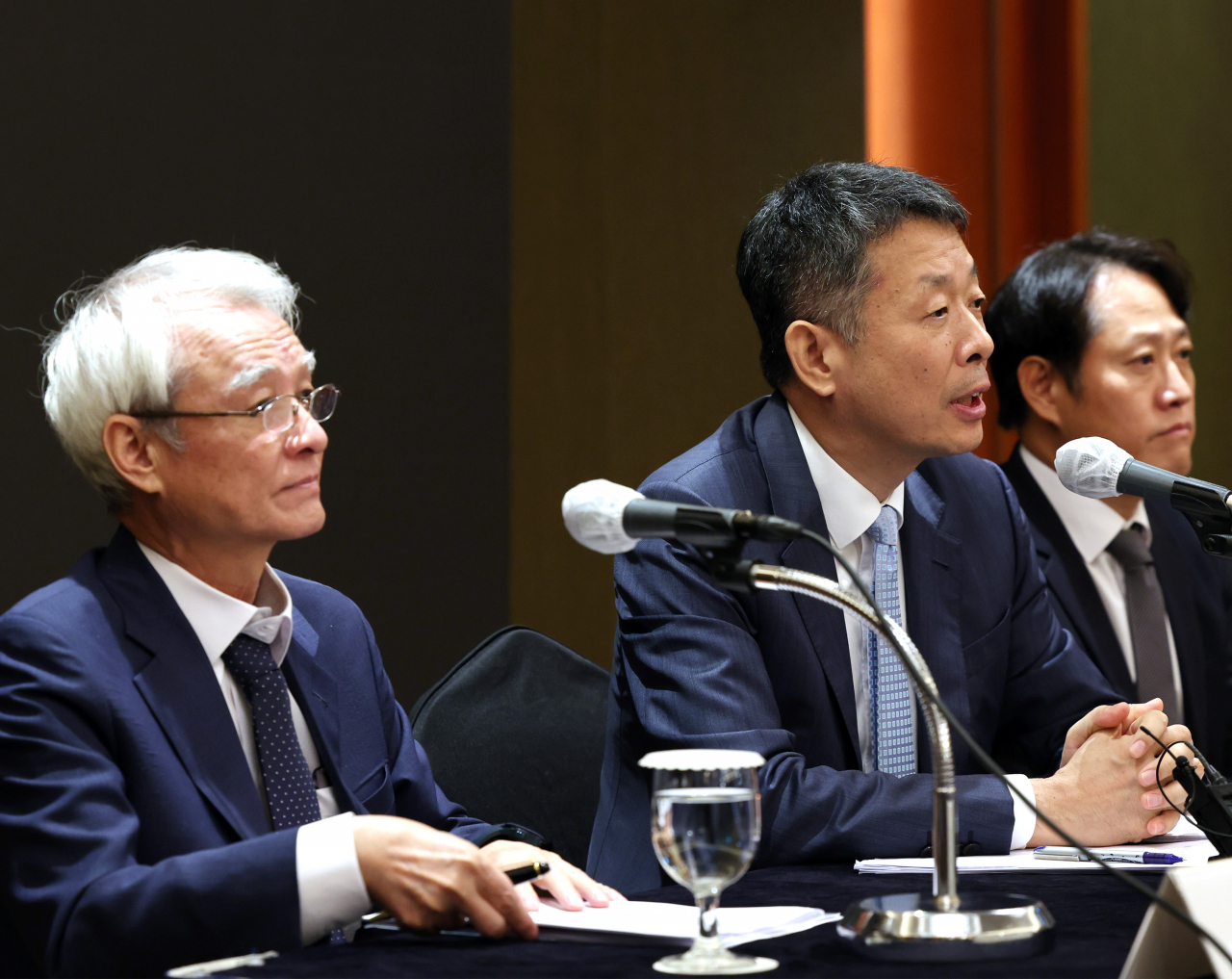 김광일 MBK파트너스 부회장(가운데)이 지난 19일 오전 서울 중구 롯데호텔에서 열린 MBK파트너스 고려아연 공개매수 관련 기자간담회에서 취재진의 질문에 답하고 있다. 왼쪽은 강성두 영풍 사장, 오른쪽은 이성훈 베이커매킨지코리아 변호사. [연합]
