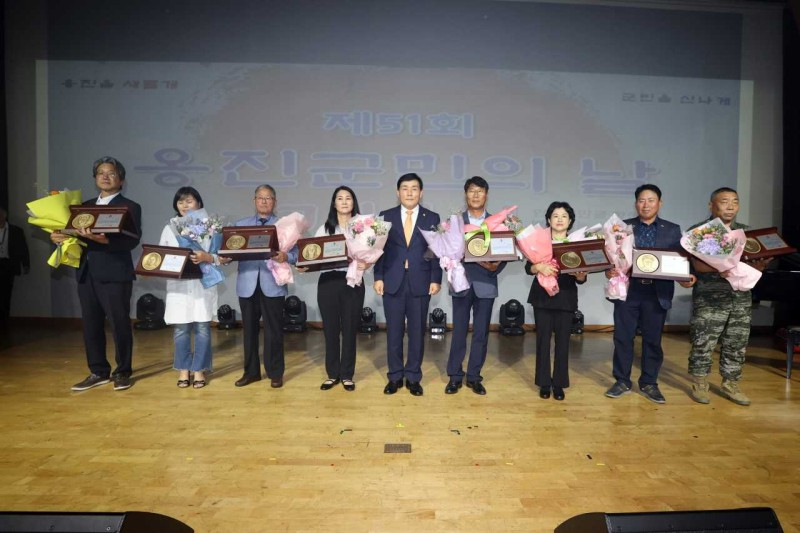 문경복 인천시 옹진군수〈중앙〉가 제51회 옹진군민의 날 기념식에서 군민상을 받은 수상자들과 기념사진을 촬영하고 있다.[옹진군 제공]