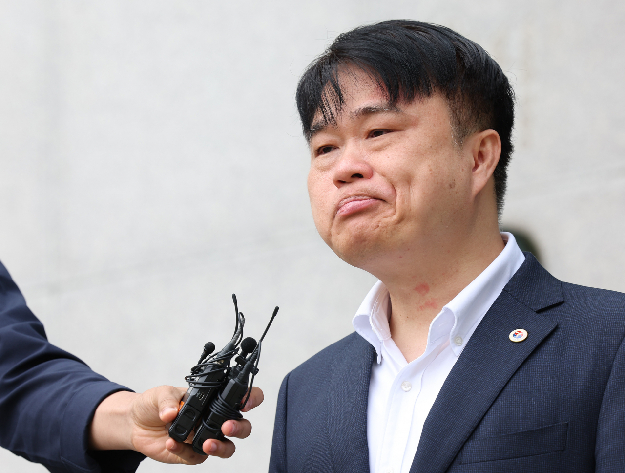 임현택 의협 회장이 21일 서울 성북경찰서에서 의료계 집단행동에 동참하지 않는 의사 명단을 작성·게재한 혐의로 구속된 사직 전공의를 면담한 뒤 굳은 표정을 짓고 있다. [연합]