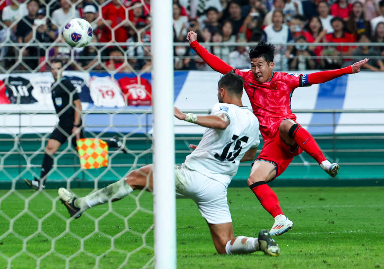 5일 오후 서울월드컵경기장에서 열린 2026 FIFA 북중미 월드컵 3차 예선 대한민국 대 팔레스타인의 경기. 손흥민의 슈팅이 빗나가고 있다. [연합]