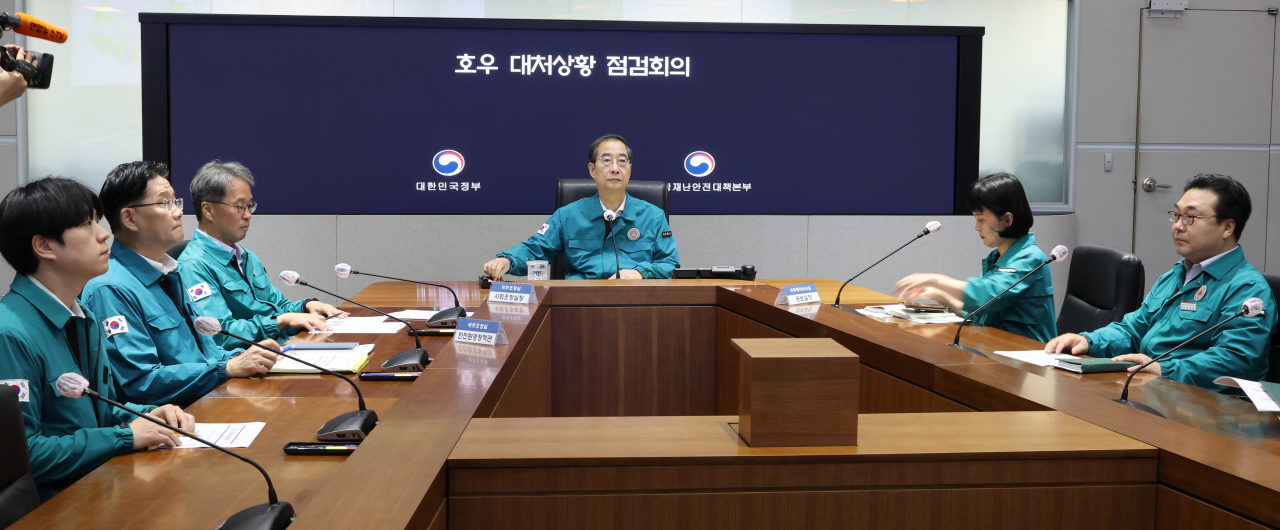 한덕수 국무총리가 21일 서울 종로구 정부서울청사 상황실에서 열린 호우대처 상황 점검회의를 주재하고 있다. [연합]