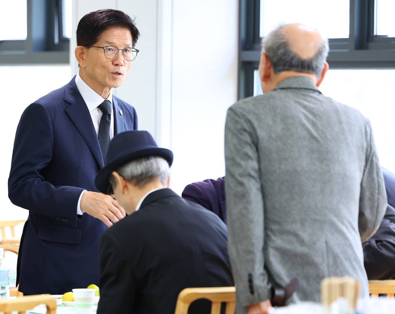 22일 오후 서울 종로구 서울대병원 장례식장에 마련된 장기표 신문명정책연구원 원장 빈소에서 김문수 장관이 조문객들과 이야기를 나누고 있다. [연합]