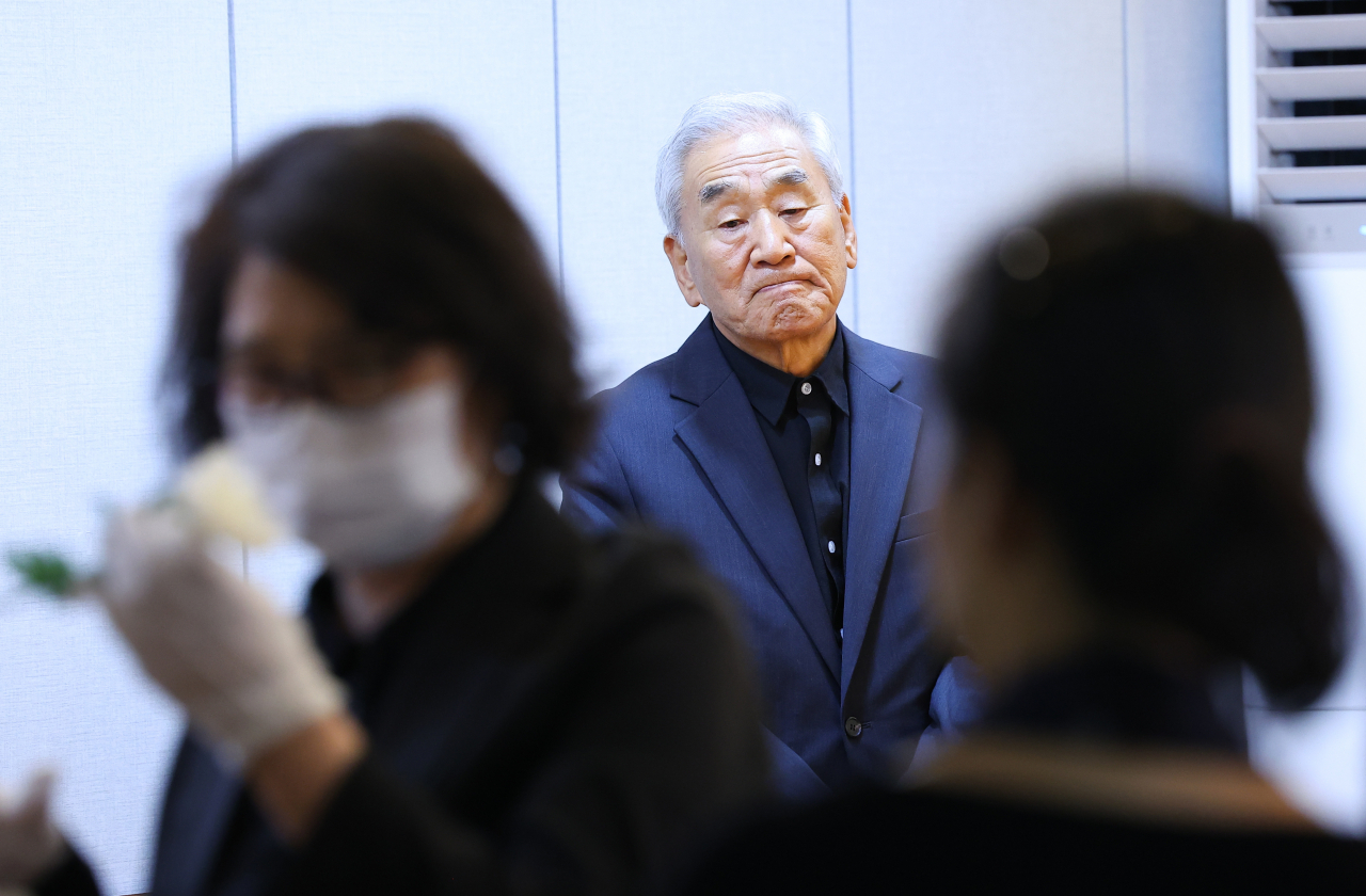 이재오 민주화운동기념사업회 이사장이 22일 오후 서울 종로구 서울대병원 장례식장에 마련된 장기표 신문명정책연구원 원장 빈소를 지키고 있다. [연합]