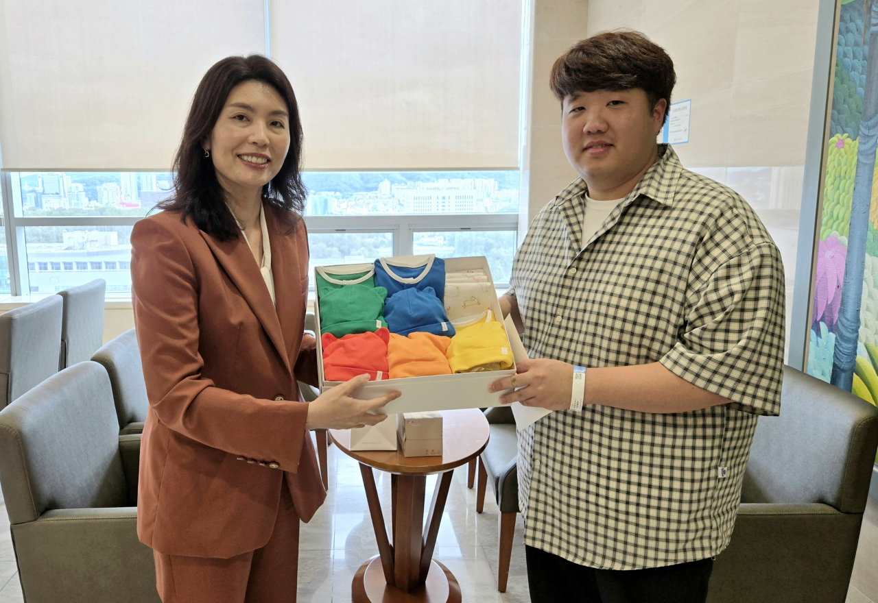 대통령실은 윤석열 대통령이 지난 20일 다섯쌍둥이 '팡팡레인저'가 태어난 서울성모병원에 유혜미 저출생대응수석을 보내 대통령의 축하 인사와 선물을 전달했다고 22일 밝혔다. 사진은 이날 유 수석이 다섯쌍둥이의 아빠 김준영 씨를 만나 윤석열 대통령이 준비한 축하 편지와 선물을 전달하는 모습. [연합]
