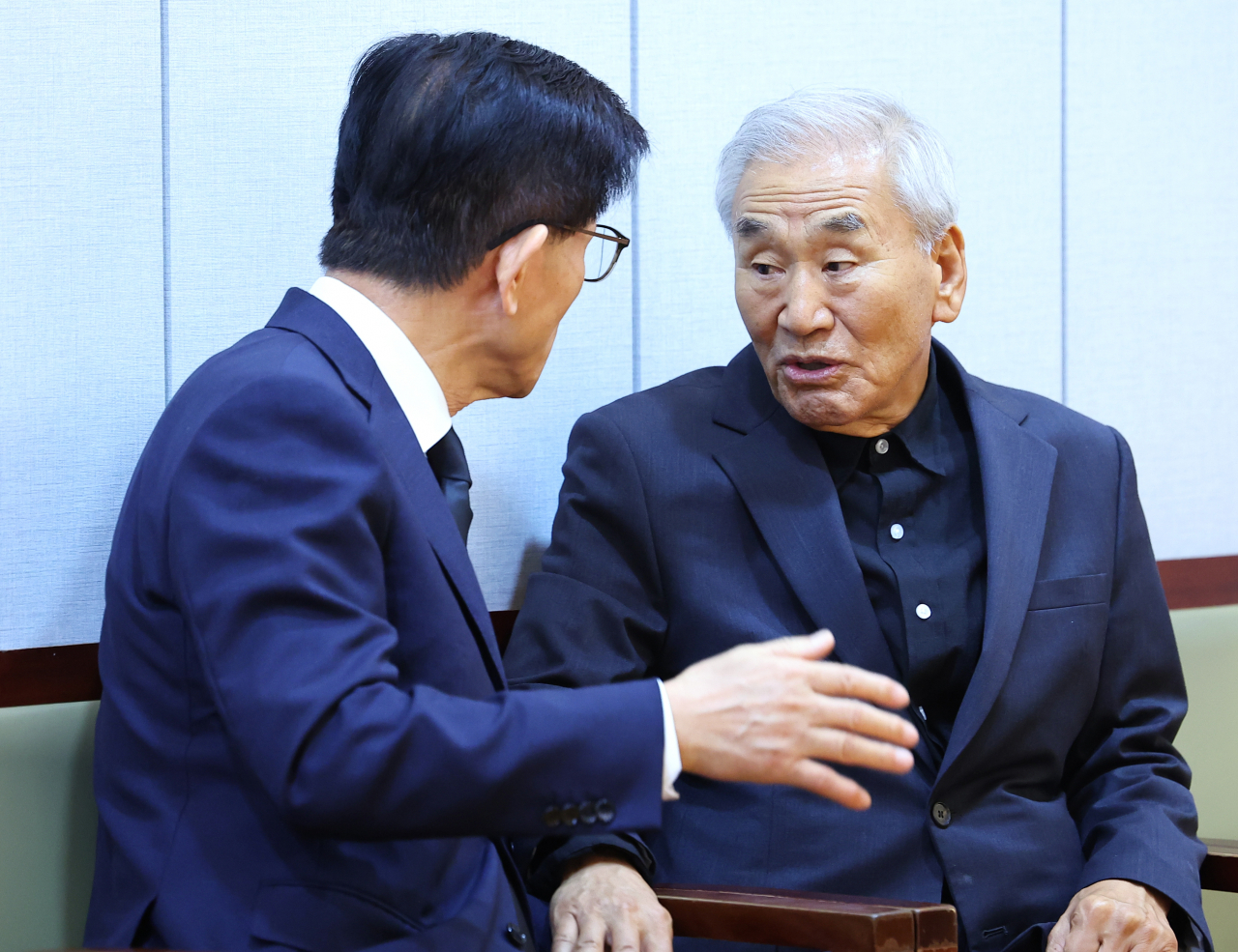 김문수 고용노동부 장관(왼쪽)과 이재오 민주화운동기념사업회 이사장이 22일 오후 서울 종로구 서울대병원 장례식장에 마련된 장기표 신문명정책연구원 원장 빈소에서 이야기를 나누고 있다. [연합]
