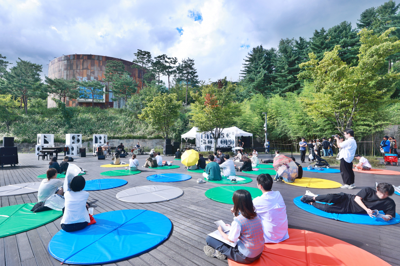 22일 서울 마포구 문화비축기지에서 열린 LP 음반축제 '제13회 서울레코드페어'를 찾은 시민들이 공연을보고 있다. [연합]
