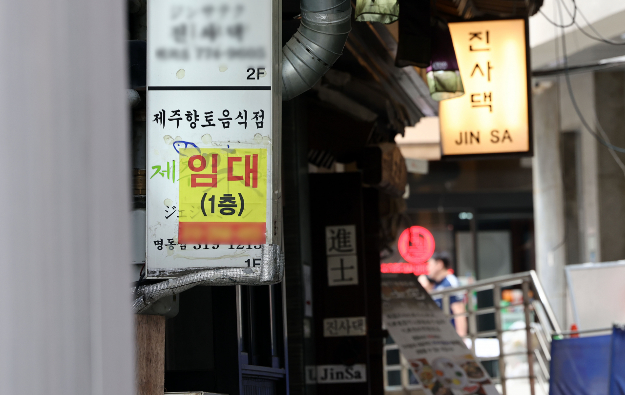 고금리 장기화에 빚을 못 갚는 소상공인이 크게 늘어나면서, 지역신보가 대신 갚아준 빚도 1년 새 60% 증가했다. [연합]